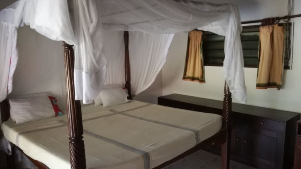 Travellers Paradise Diani - Hostel view 5