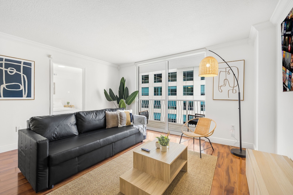 Sky High 31st Floor Condo W Parking