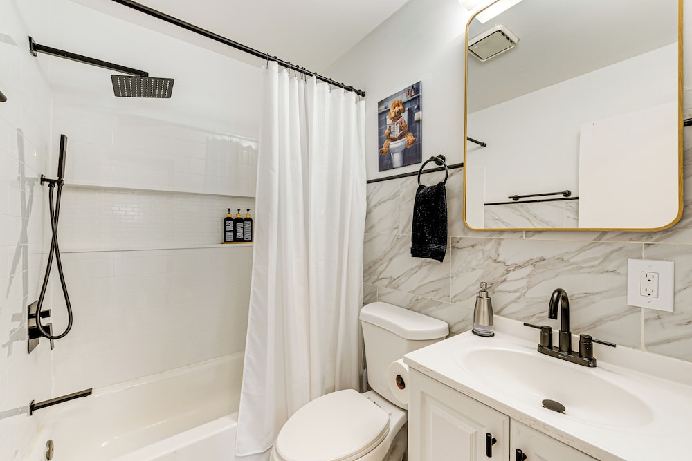 Hot Tub & Game Room: Long Pond Getaway!