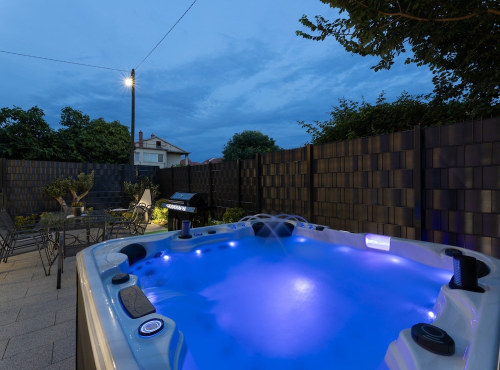 Luxurious and Spacious Apartment With Hot Tub