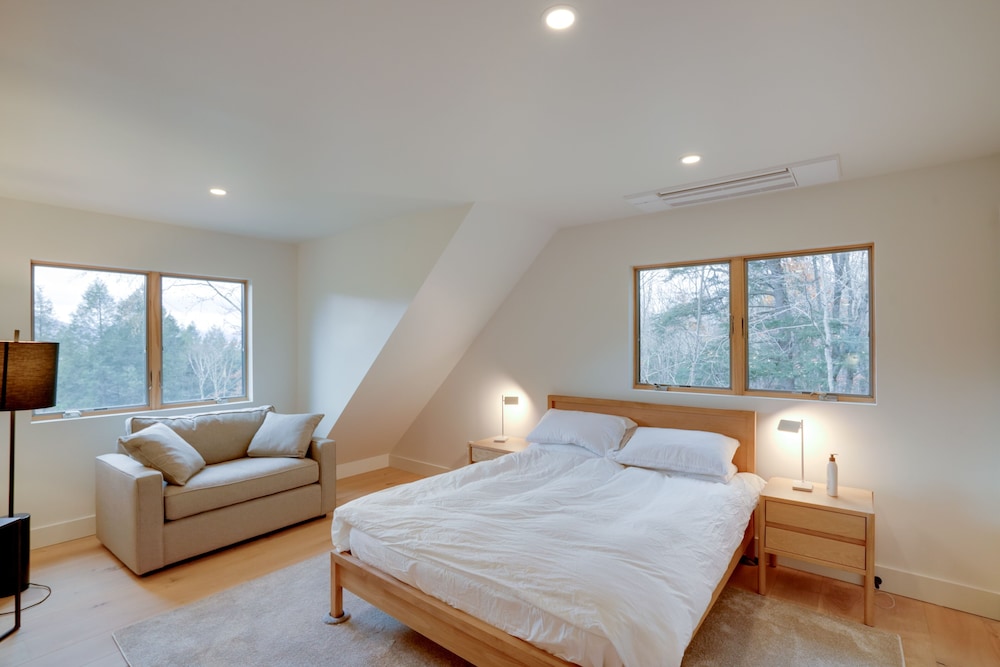 Brand New Luxury Ski Cabin - 2 Mi to Windham Mtn! view 4