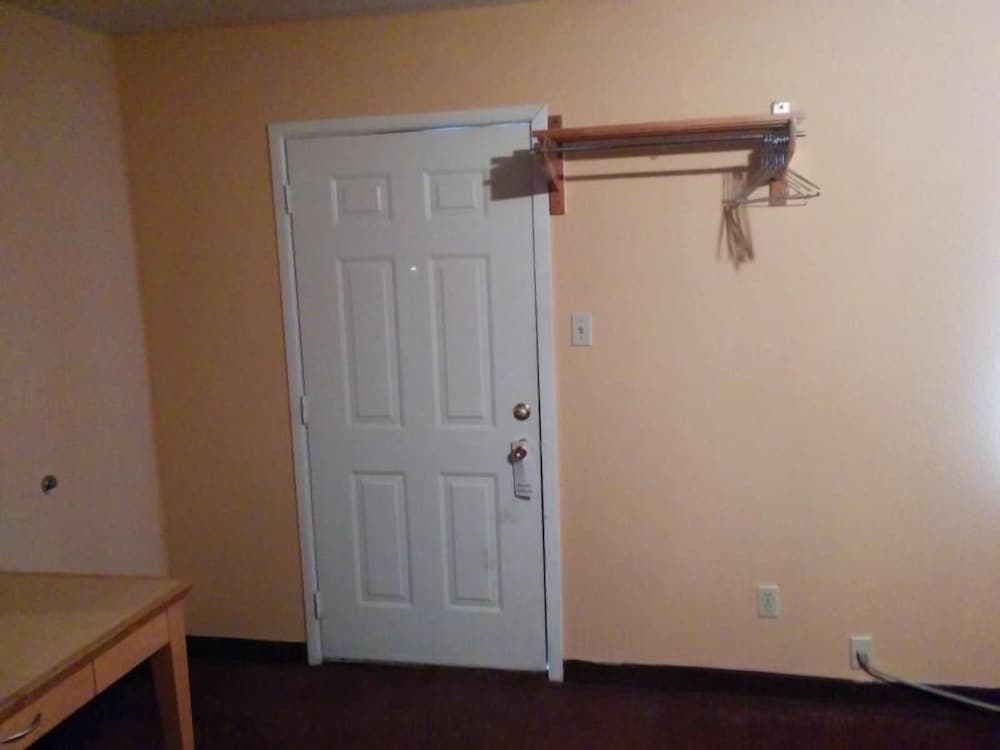 Gainesville Vacations - Budget Host Motel Gainesville - Property Image 13