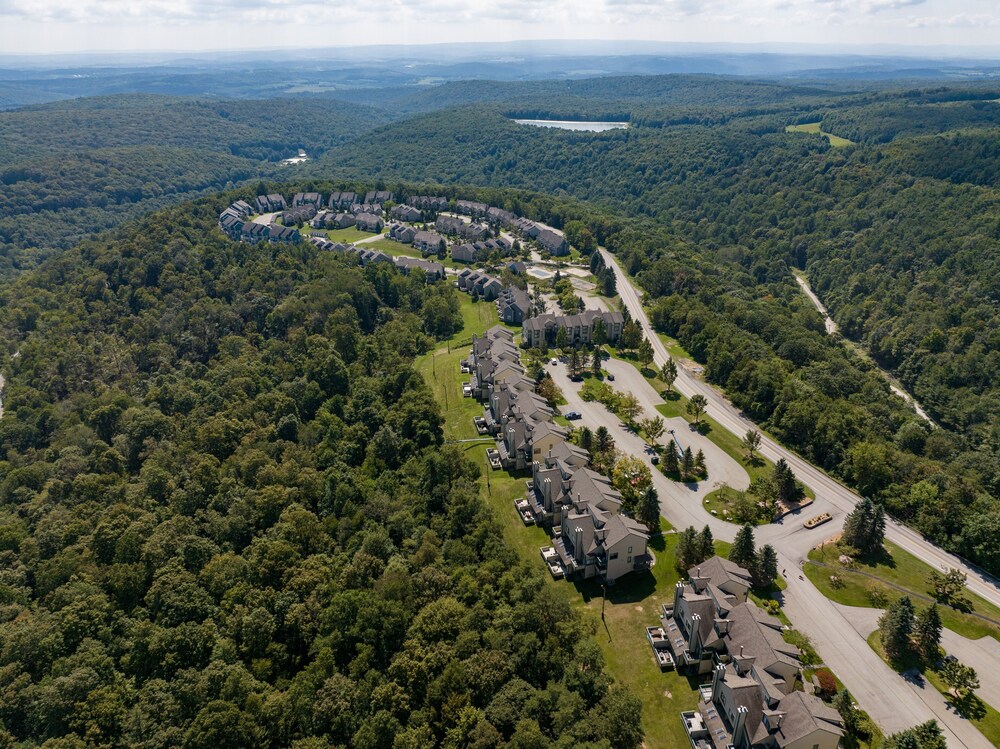 Seven Springs 2BR Loft Premium Condo, sleeps 11! by RedAwning