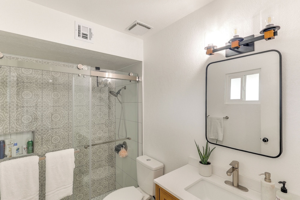 Poolside Relaxation: Group-friendly Home in Havasu
