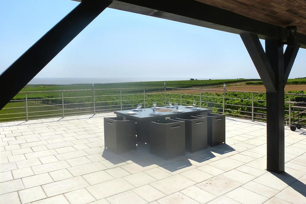 Holiday Home in Chenac With Stunning Terrace Views photo 3