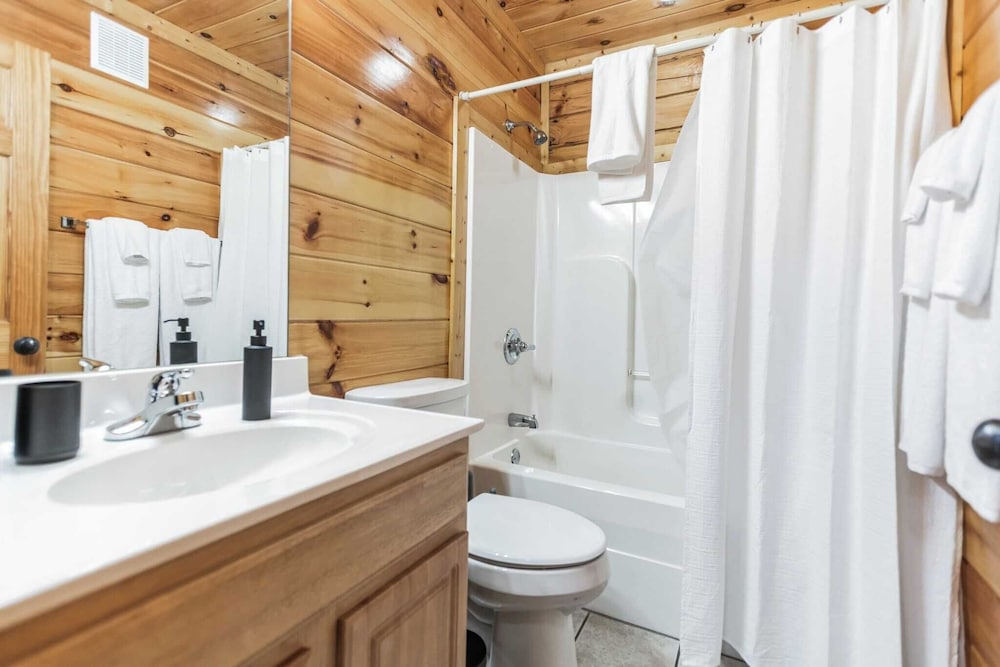 Resort Cabin w/ Hot Tub, Pool Table, Deck Views Summit View Way by Avantstay