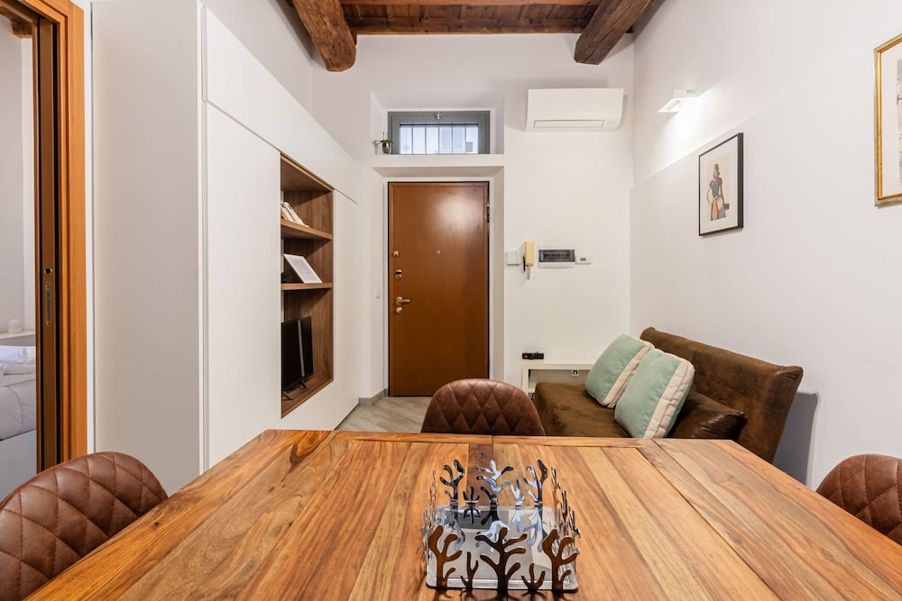 Moderno Loft nel Cortile di un Casale Storico