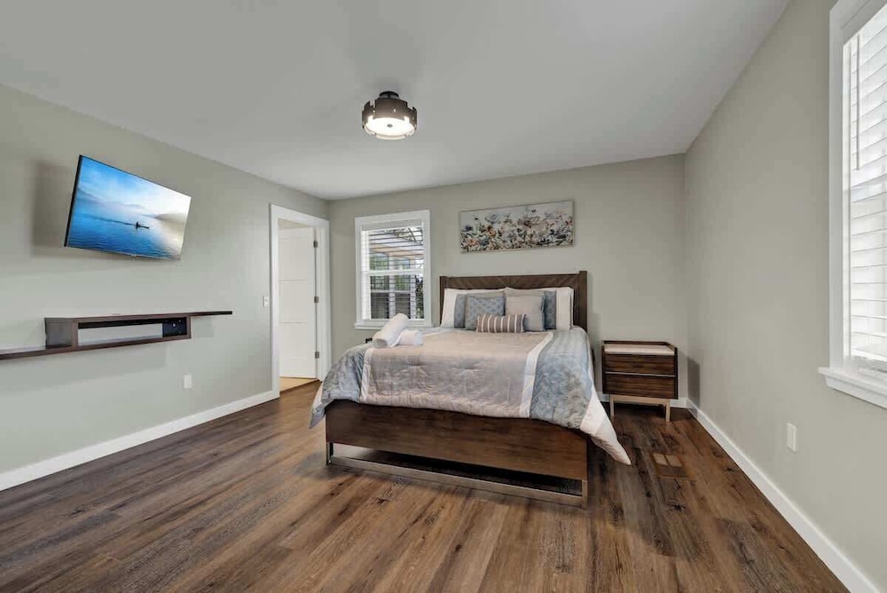 Family-friendly Hill Country Retreat Sleeps 11 + Hot Tubs