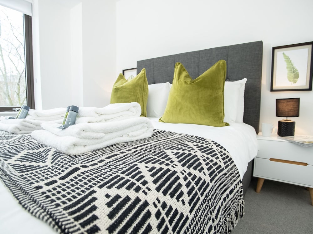 Exeter Cathedral Two-bedroom Stay view 2