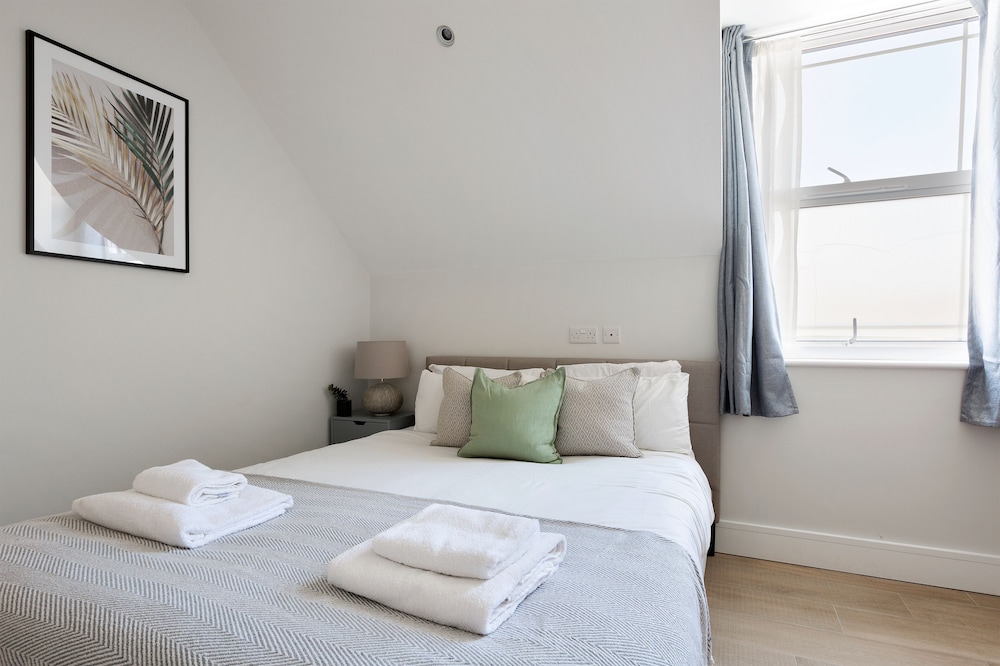 Elegant 2 Bed Flat with Balcony in Finchley