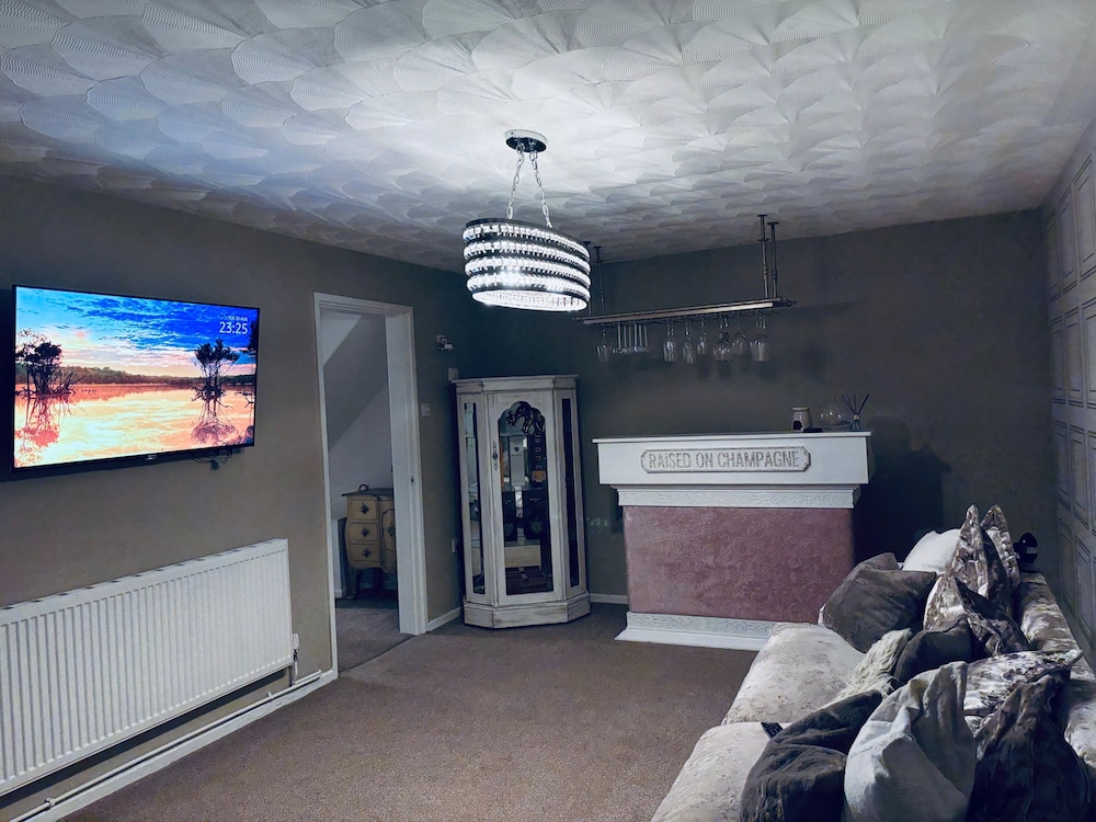 House - Sleeps 6, Hot-tub & Free Parking