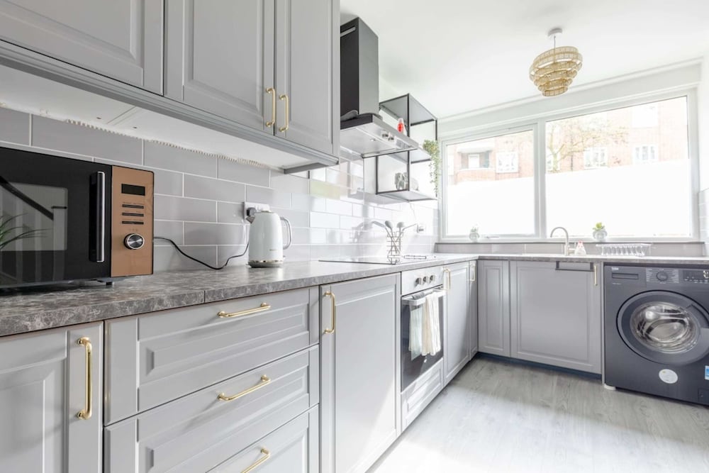 Newly Renovated 3BD Home, Islington!