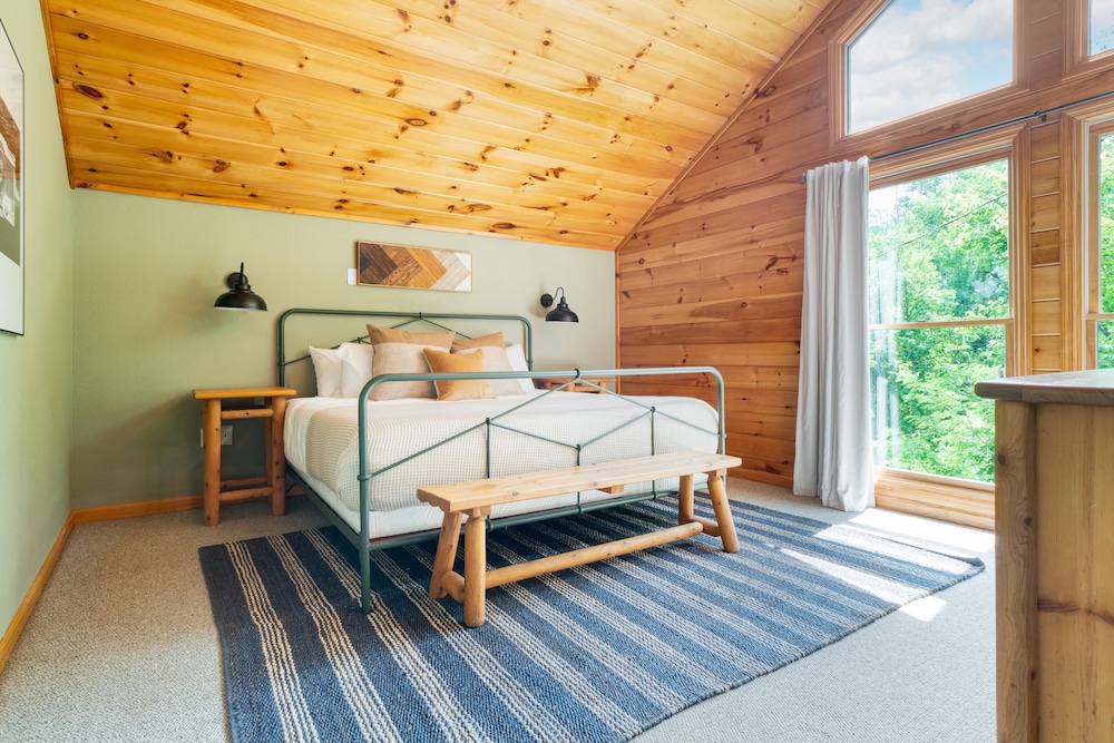Hottub, Sauna, Pool Table, Views Mins to Downtown Gatlingburg Hollow's Haven view 5