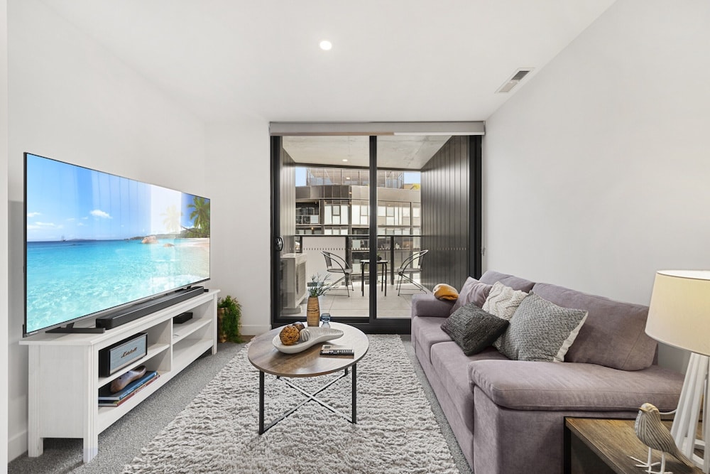Phillip 2-bed: Chic Interiors, Amazing Amenities