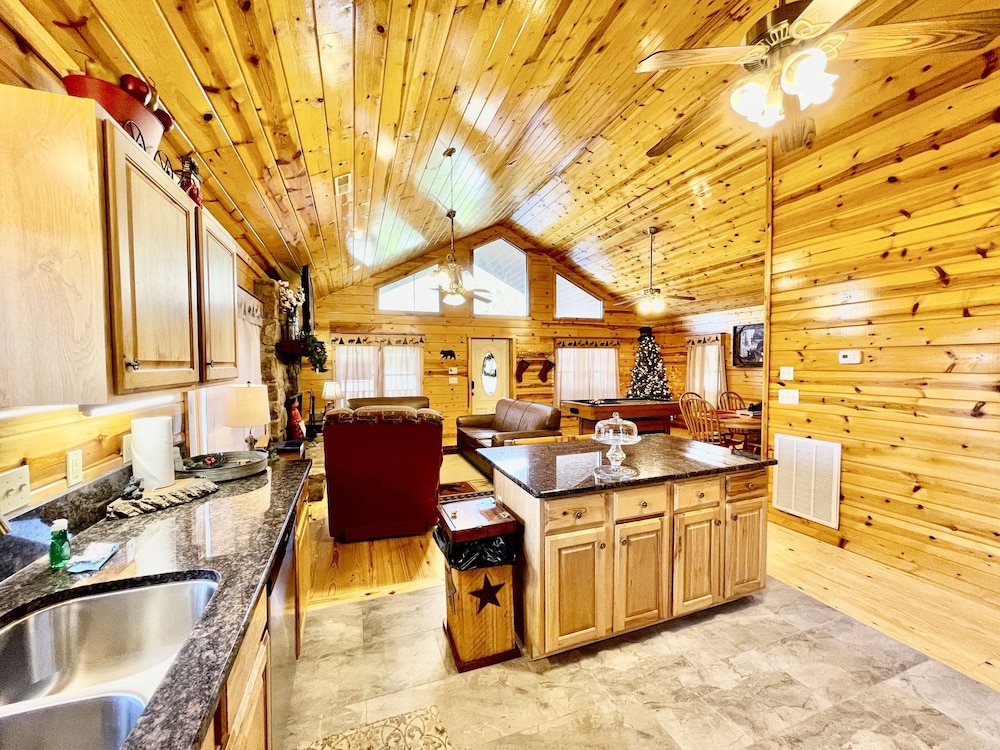Little Sugar Camp 3 Bedroom Cabin by RedAwning