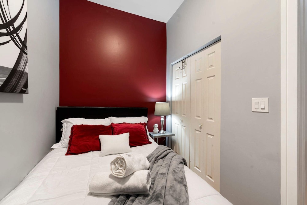 Cozy 2 Bed Home by West Loop With Parking Laundry
