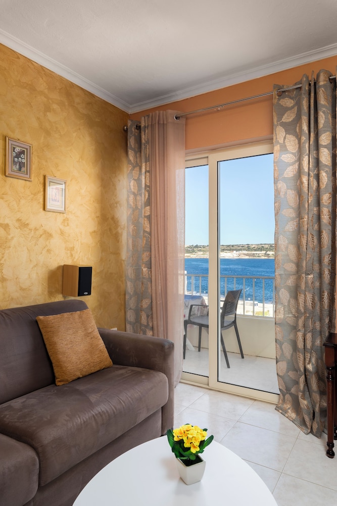 Cosy Apartment with Balcony & Sea Views