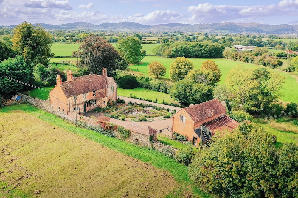Stunning 4BD Home in Worcestershire