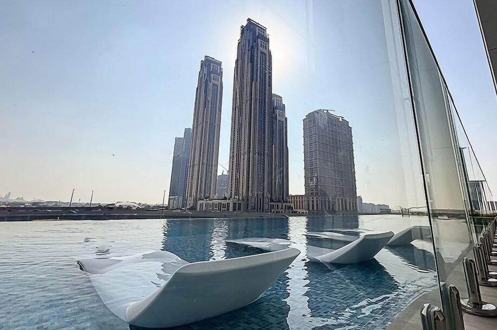 2BR Luxury with Stunning Lake View in Business Bay