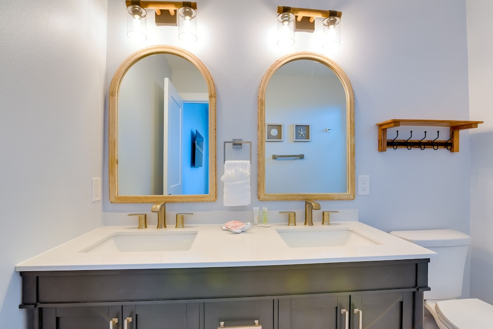 Steps to Beach: Vibrant House in Galveston!