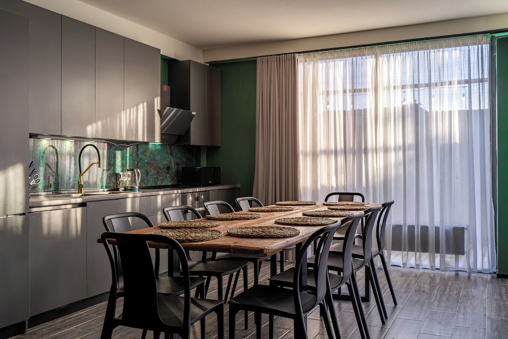 Niabi 4BDR Apartments with billiards