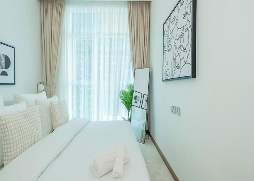 Elegant High Floor 2BR Urban Oasis