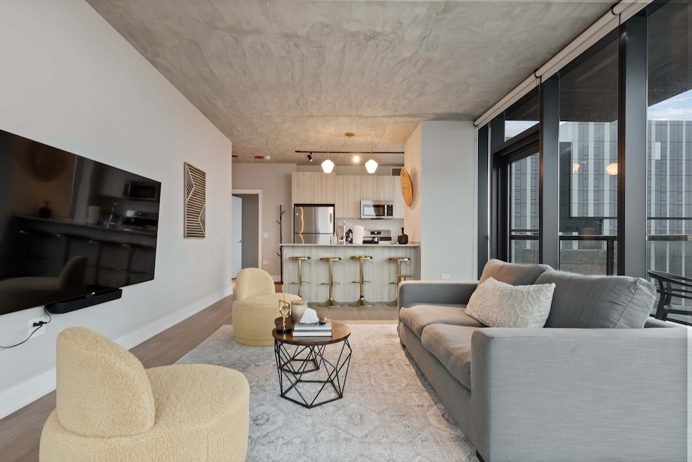 West Loop Duo 2 Stylish 2brs Walk to Dining