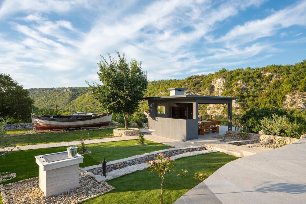 Villa River Rose with pool and jacuzzi, near the river beach