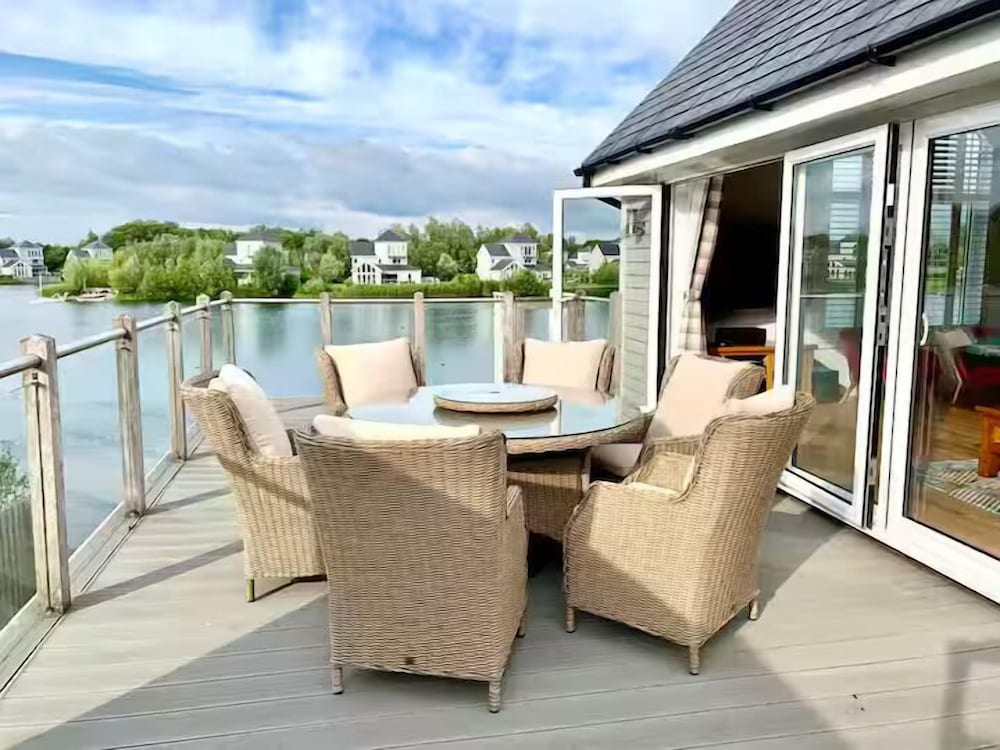 Cotswolds Lakeside Home-Summer Lake