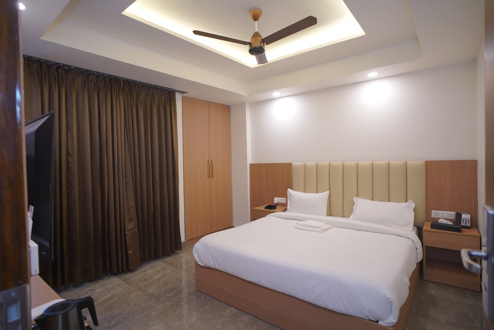 Royal Raven Hotel And Banquet