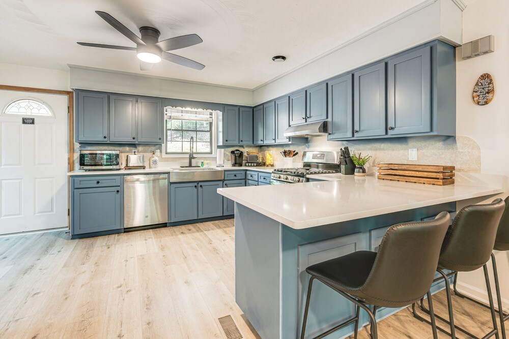5 Mi to Dtwn Hiawassee: Creek-front Home w/ Deck