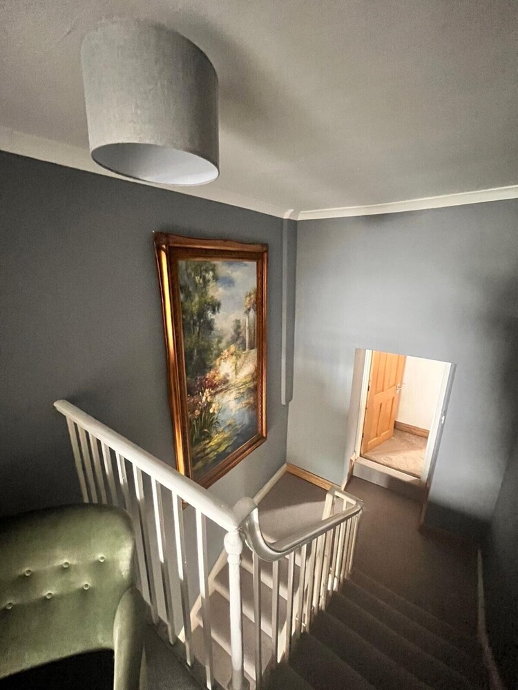 Spacious 6 Bedroom Retreat in Milford Haven