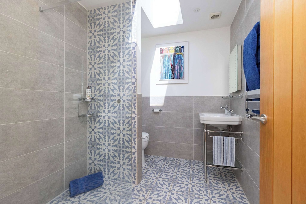 Spacious Coastal Retreat for 10 in West Wittering