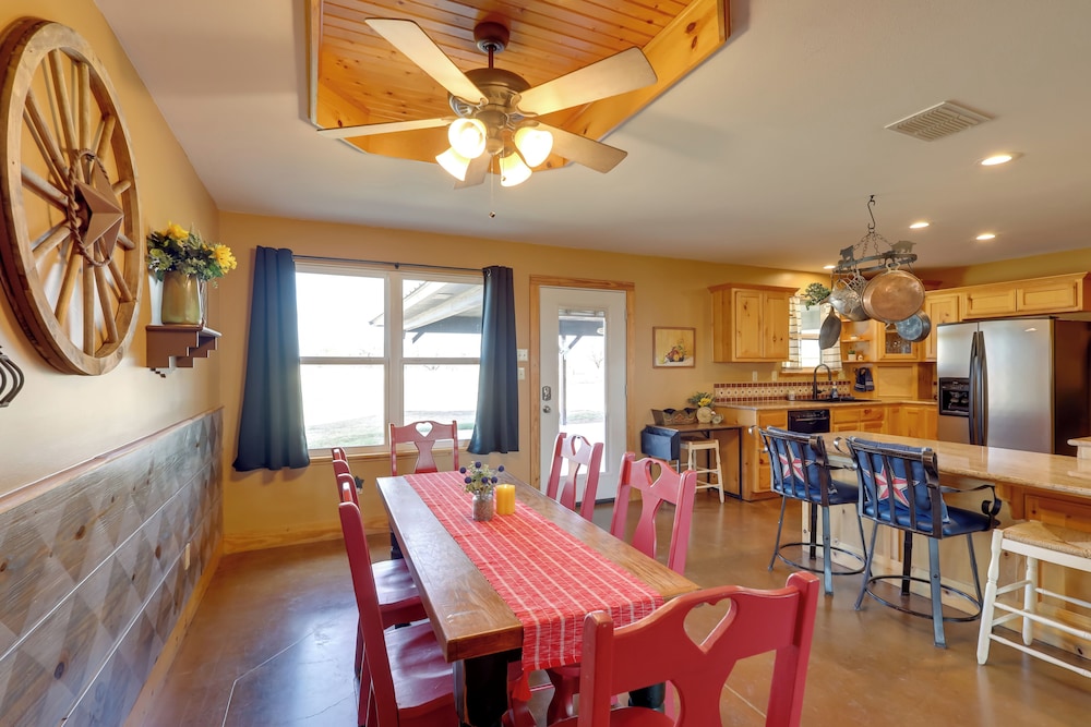 Private Hot Tub & Pickleball Court: Baird Home!