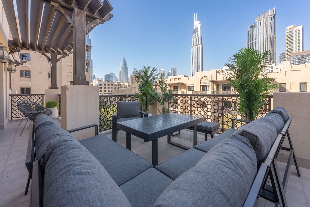 Luxury 2BR Apartment With Full Burj Khalifa View 2-min Walk to Dubai Mall