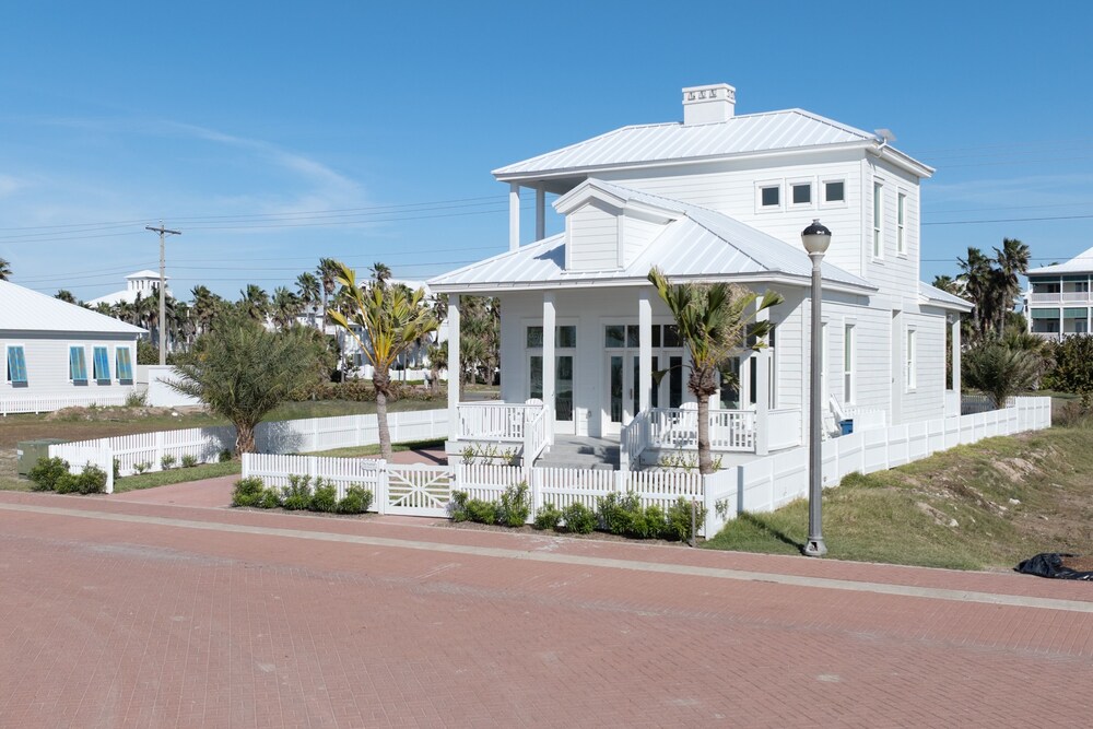 The Scarlett - Private Home At The Shores 3 Bedroom Home