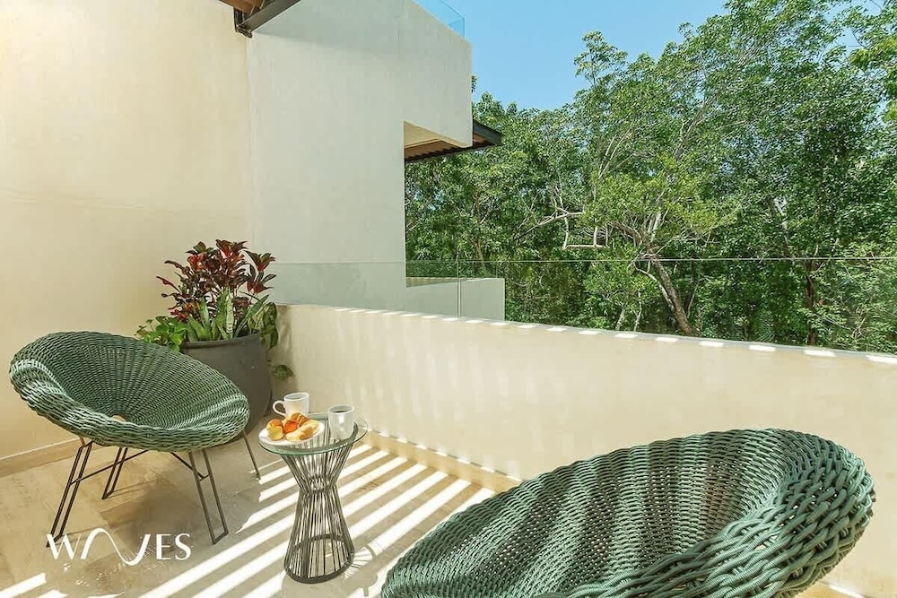 2 Br. Roof W/infinity Pool + Jacuzzi Spacious