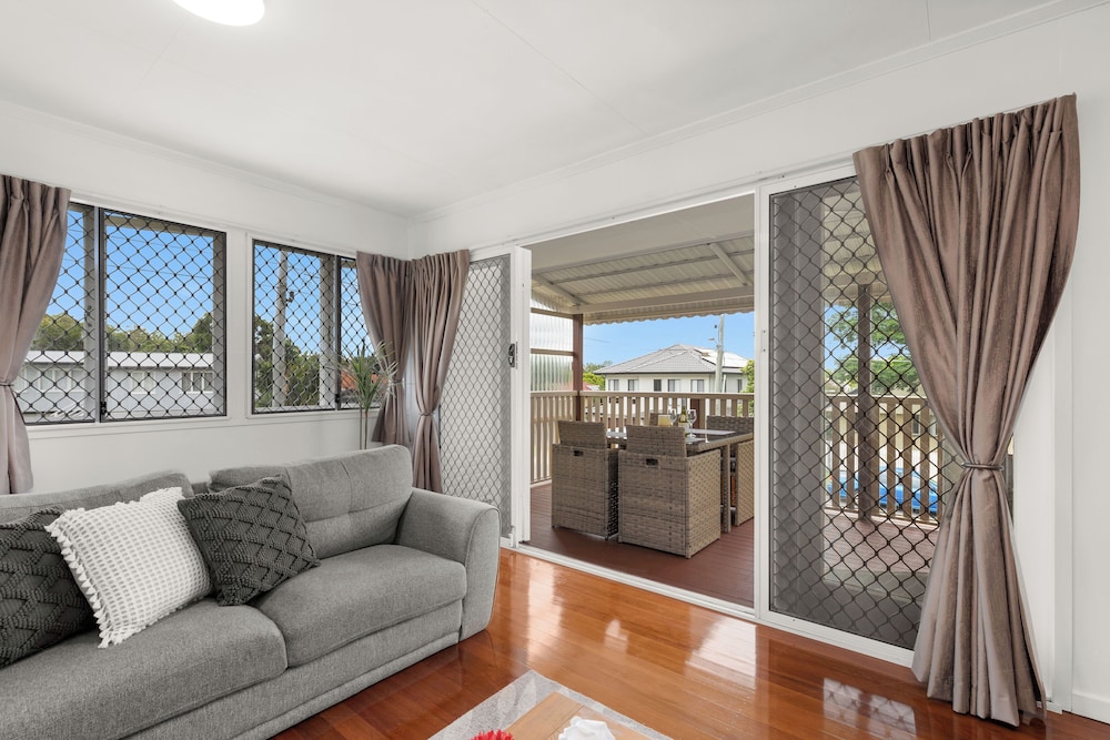 Kozyguru | Carindale | 3 Bedroom Cosy House