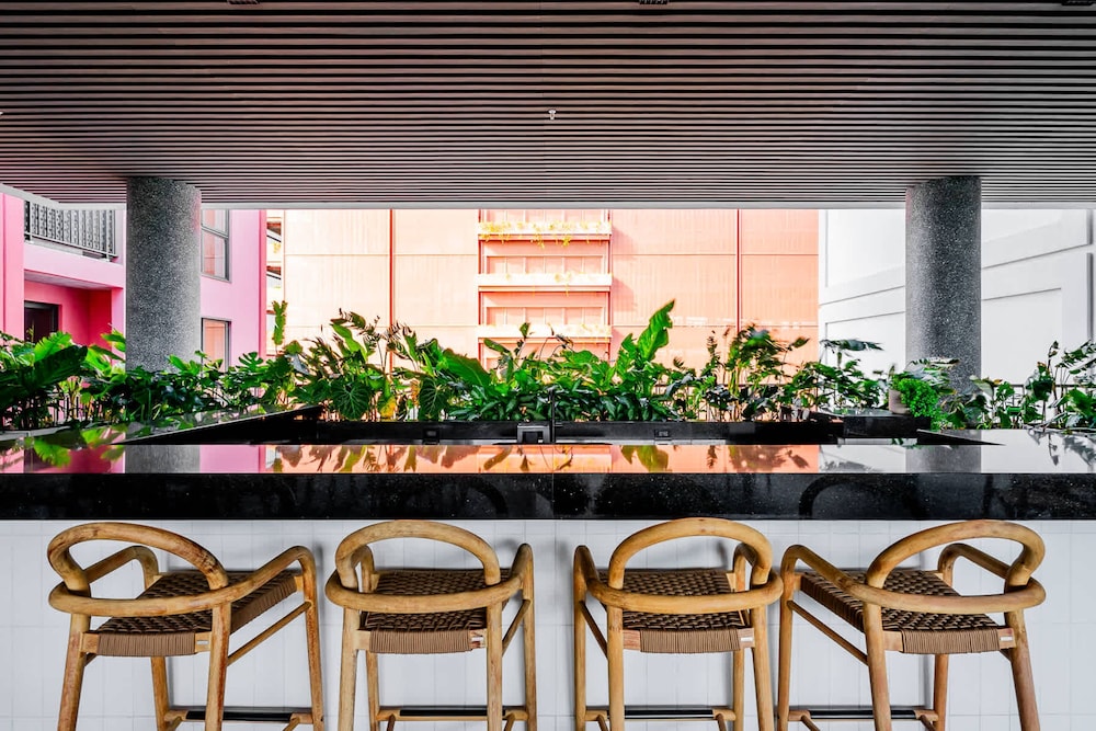 w Stunning 2BR w Great Deco in Centriqo