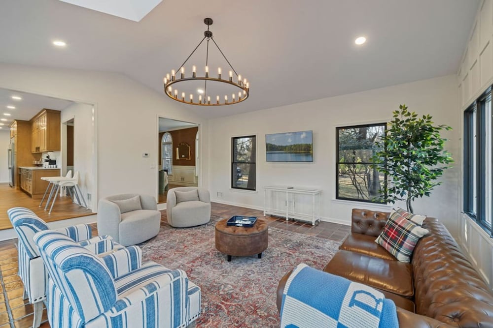 Peaceful Mini Mansion Sleeps 18