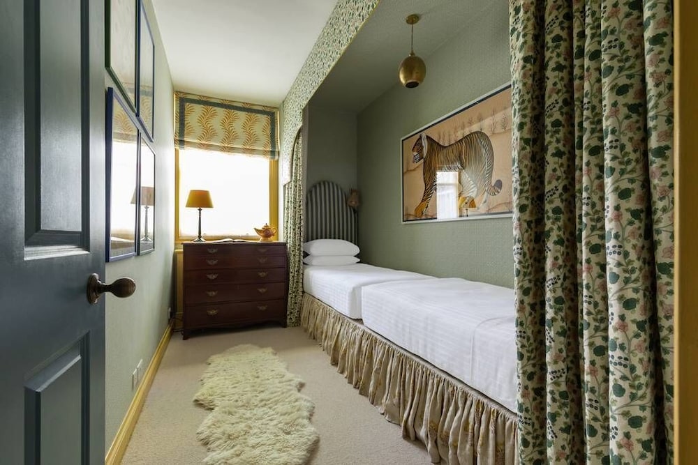 Porchester Square VI by Onefinestay