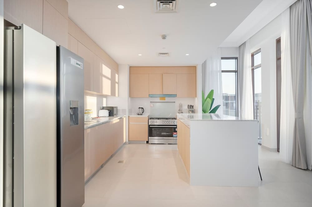 Peaceful 4-bedroom Bright Kitchen Space in Dubai Creek Harbour