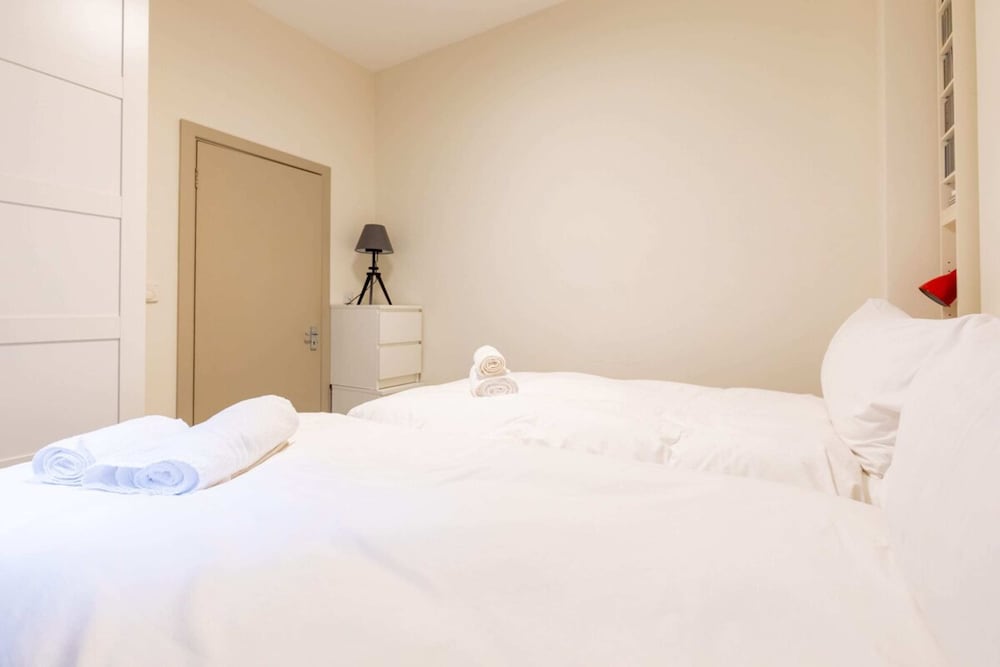 Elegant 2BD Flat 5 Mins to Kensington Gardens!