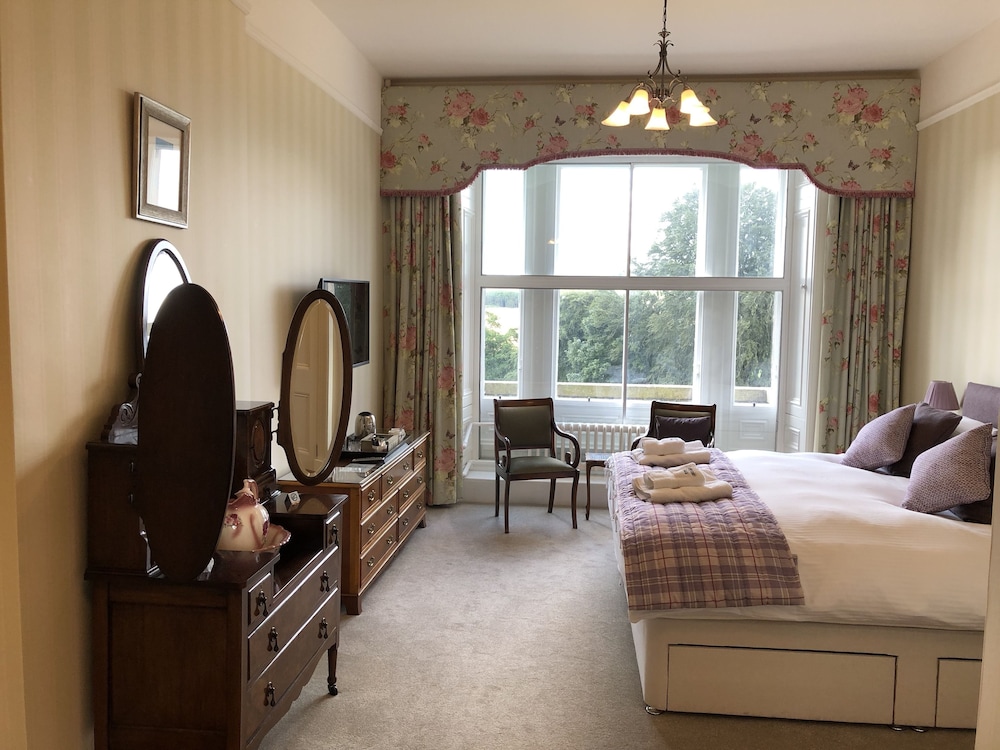 Netherdale House and Coach House
