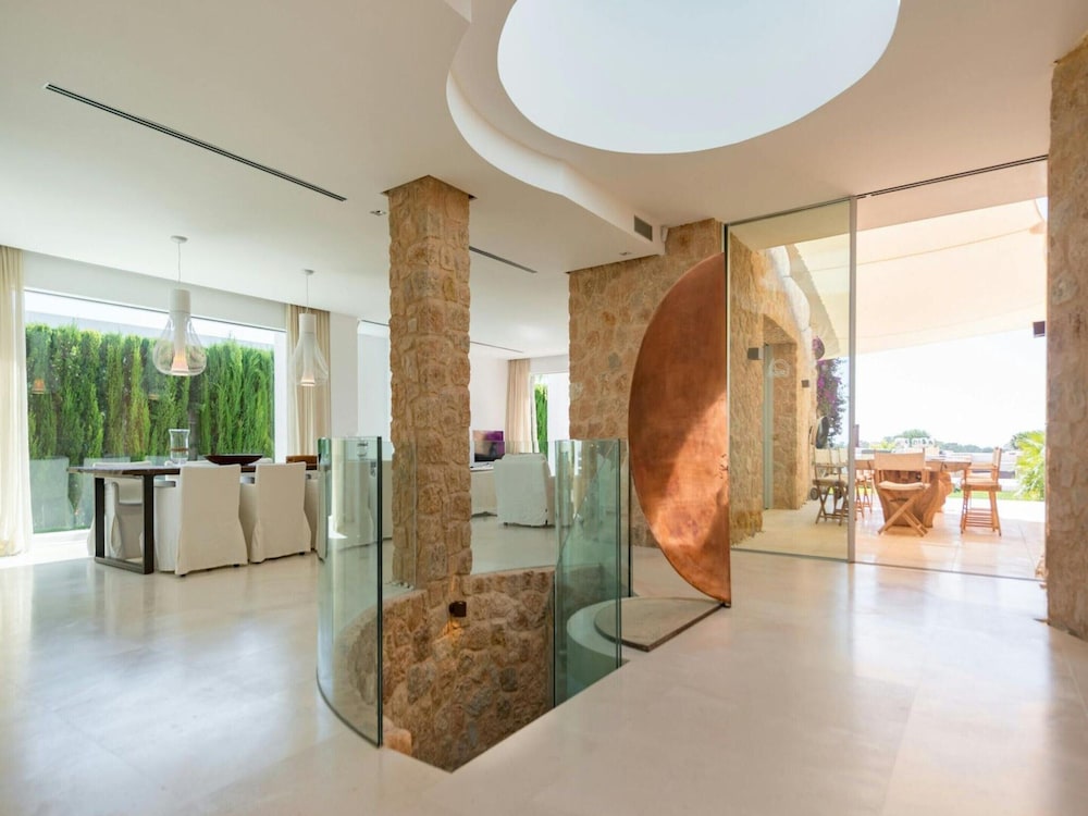 Stunning Villa With Modern Appliances