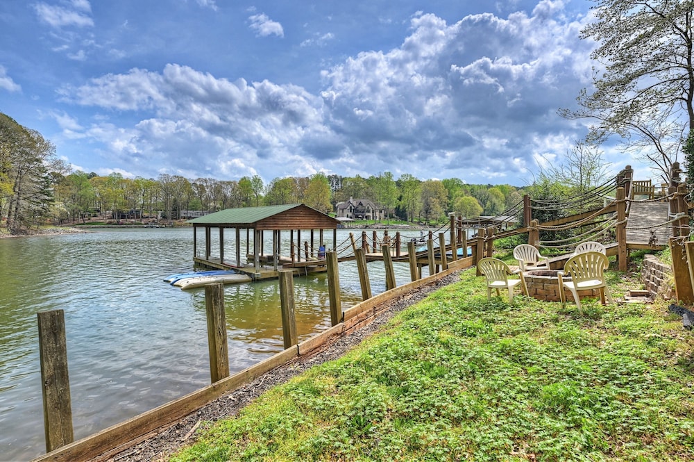 Lakeside Lodge by Avantstay Hot Tub Dock