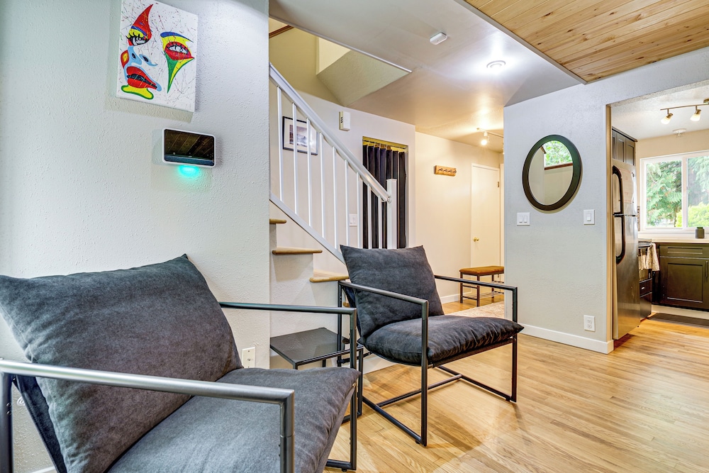 Walk to Lake Stevens: Duplex w/ Fire Pit!