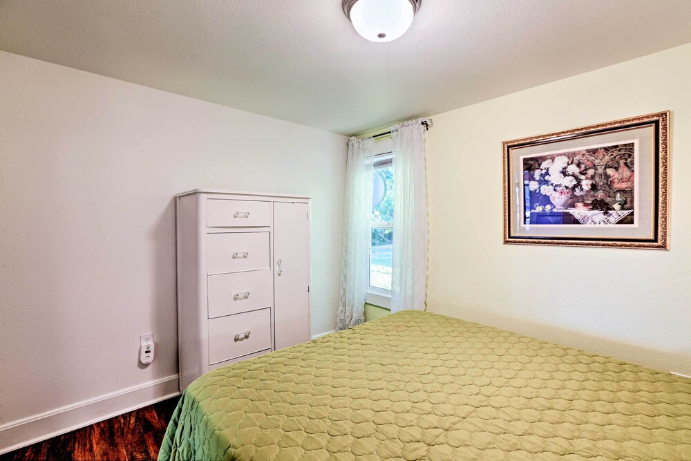 Ferndale Cottage on Private 20 Acre Farm! view 4