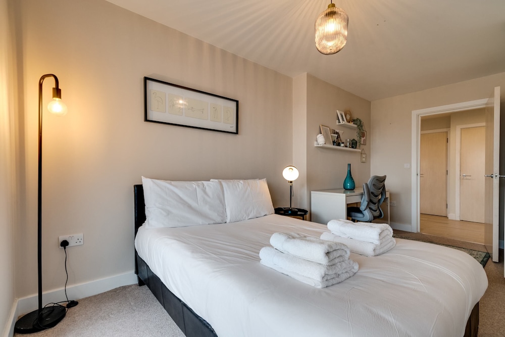 Spacious Modern Camberwell Apartment