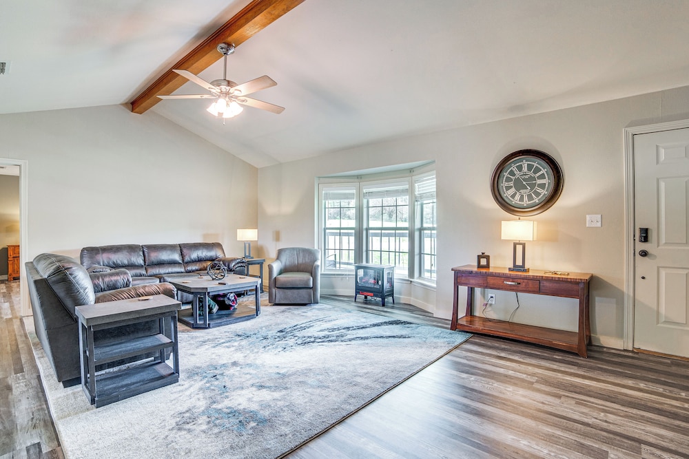 2 Mi to Lake Monticello: Home w/ Large Decks!